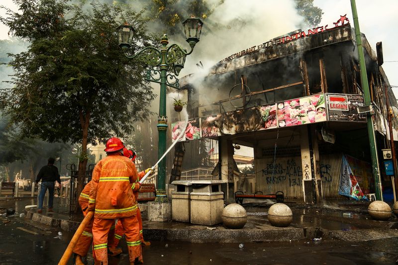 Historic Building Collapses: Dozens Feared Trapped post image